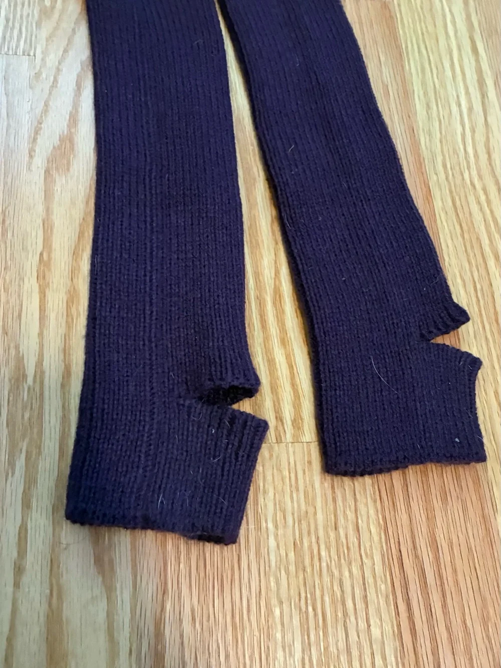Stretch Ribbed Thumbhole Arm Warmers - Deep Purple